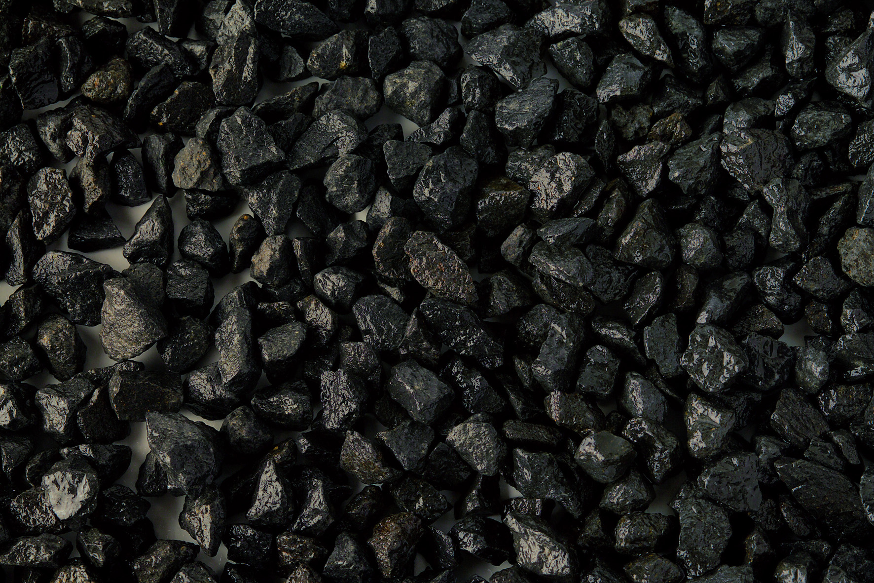 Мульча черный Кристалл вулканический туф 5-10 мм 5 кг.